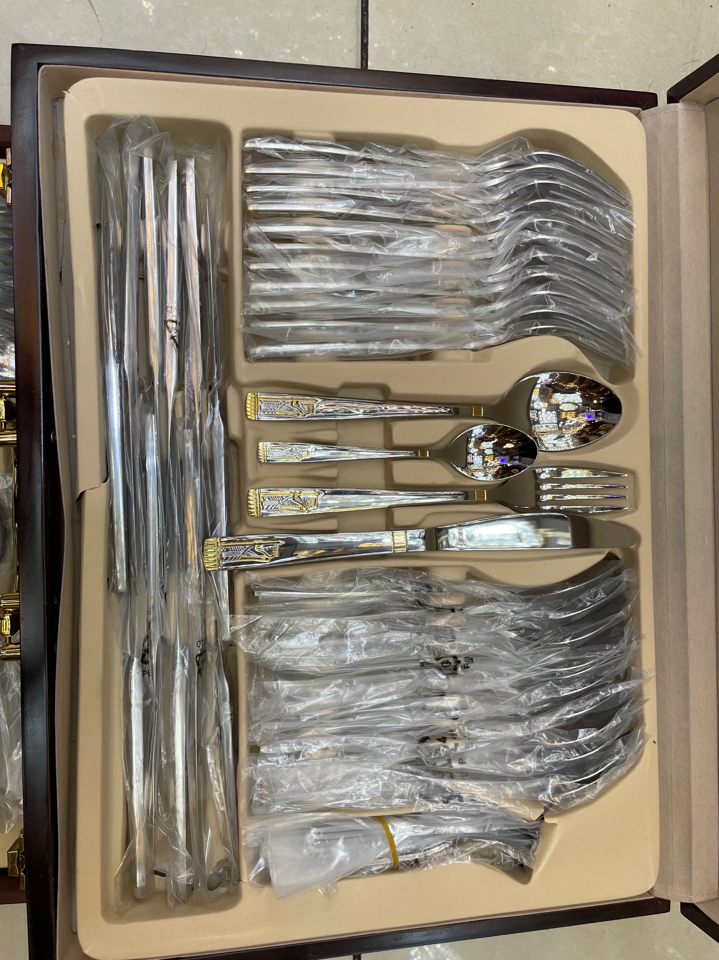 Cutlery set, 84 peices