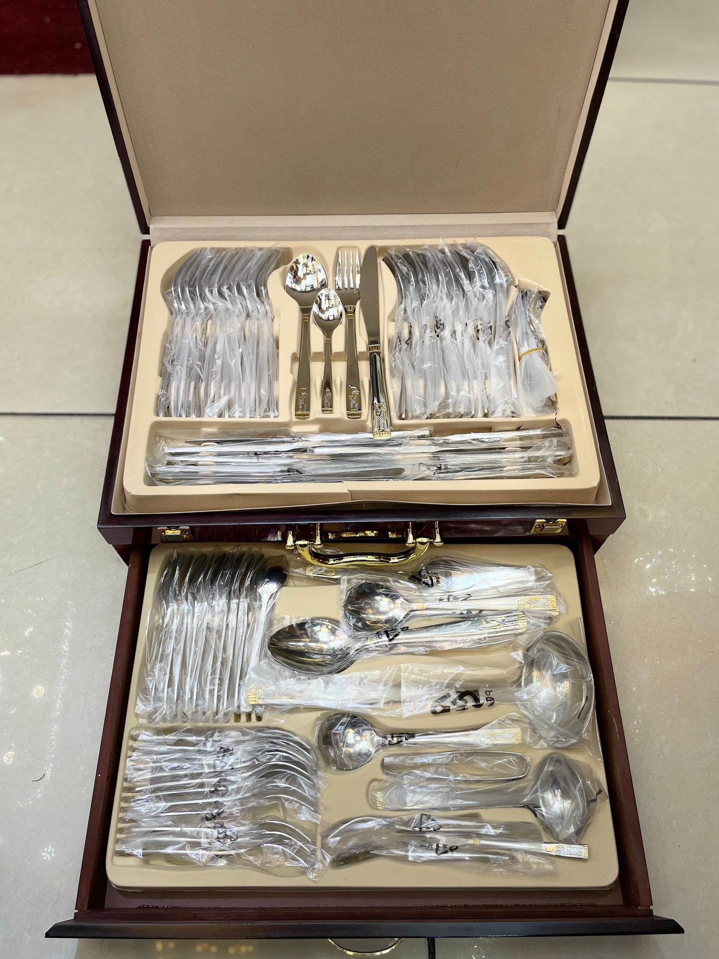 Cutlery set, 84 peices