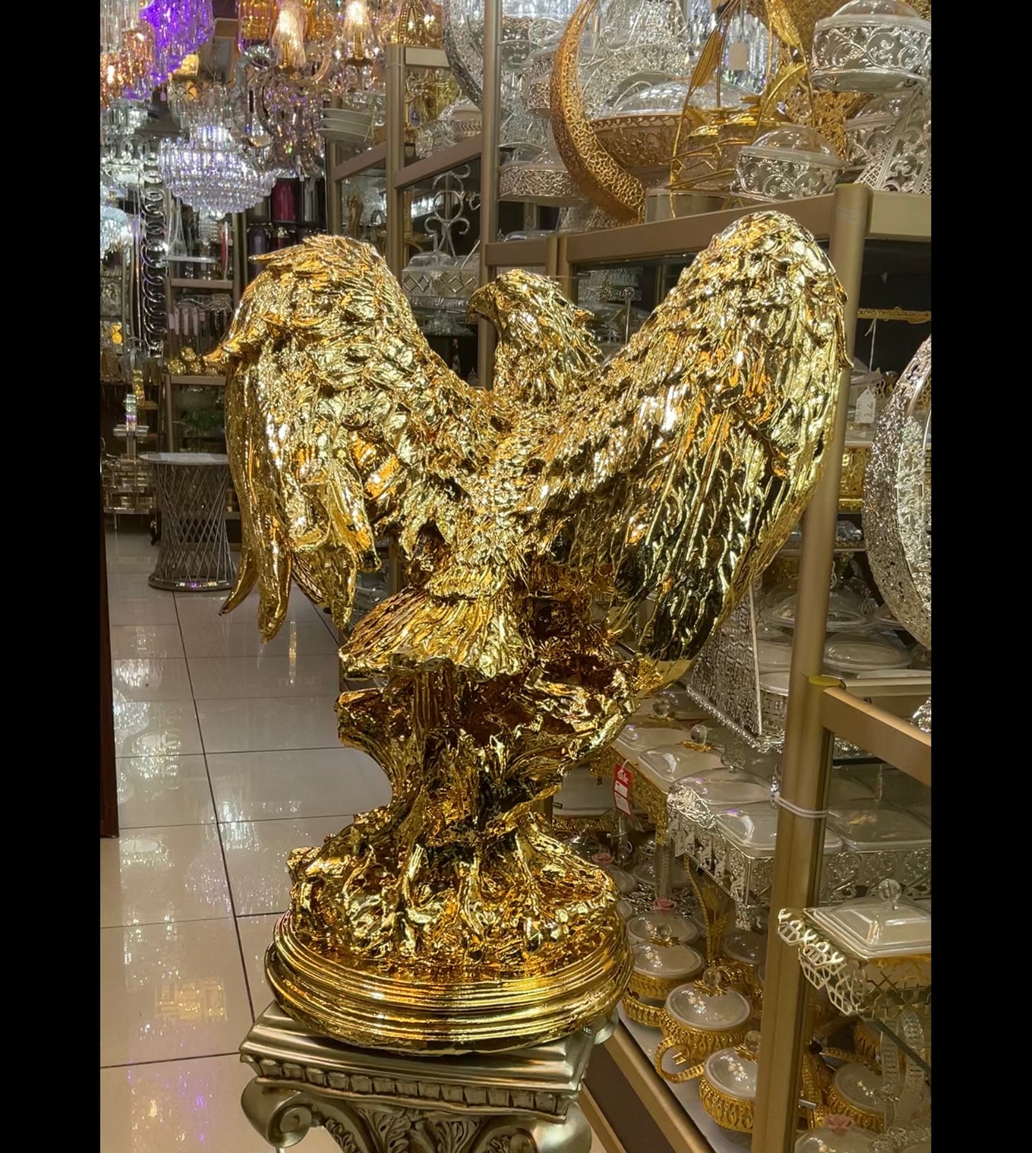 Golden eagle statue 🦅